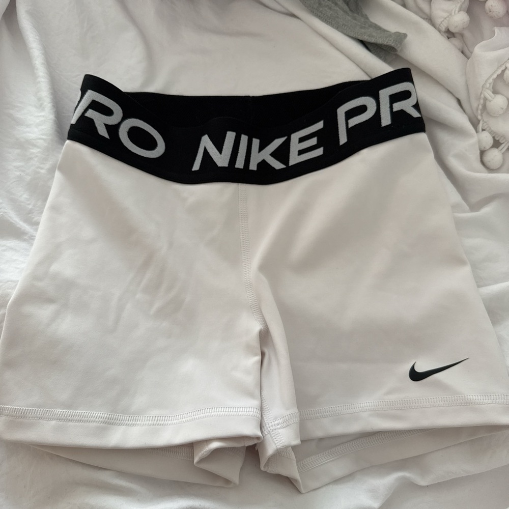 Nike Pro “3 in short, in white, perfect condition, size: xs